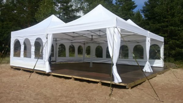 Lucrare Qvert Moldova: cort și mobilier instalate la un eveniment