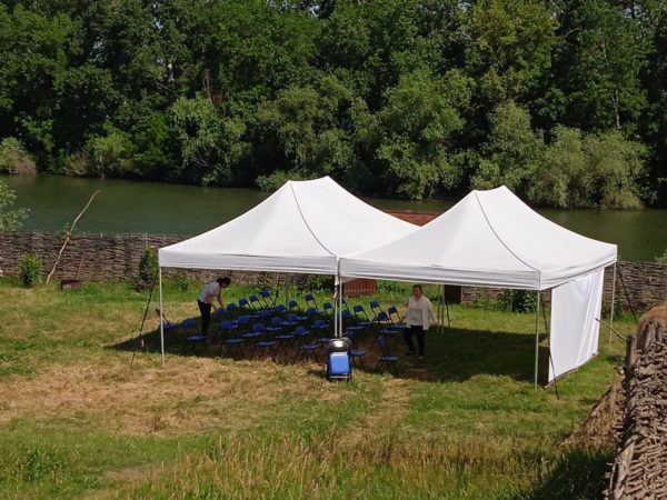 Lucrare Qvert Moldova: cort și mobilier instalate la un eveniment