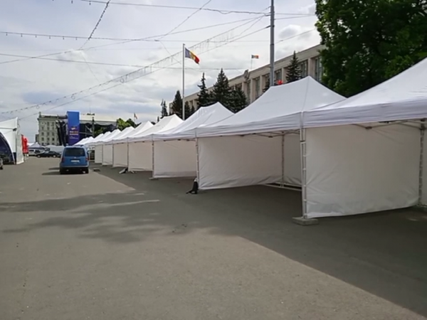 Lucrare Qvert Moldova: cort și mobilier instalate la un eveniment